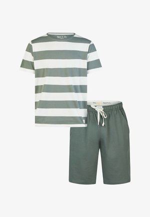 T-shirt rayée en vert doux et blanc, avec un col rond et des manches courtes, associée à un short vert assorti doté d'une taille élastique et d'un cordon de serrage.
