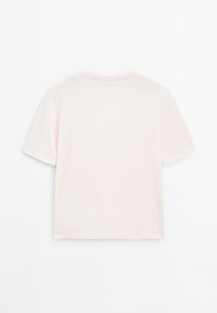 T-shirt rosa a maniche corte realizzata in morbido cotone, con scollatura a girocollo e taglio dritto. Tessuto liscio, senza motivi o dettagli aggiuntivi.