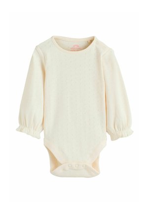 Langärmliger Baby-Body aus weichem cremefarbenem Baumwollstoff mit strukturiertem Lochmuster, gerafften Bündchen und Druckknopfverschluss im Schritt.