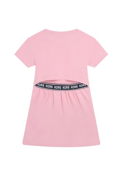 Achteraanzicht van een roze kortemouwend jurk met een uitgesneden rug en een zwarte tailleband met herhalende "KORS" tekst.