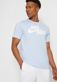 Nike Sportswear TEE  - T-shirt estampada - light marine/white
