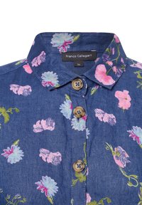 Blauwe bloemenoverhemd met roze en lichtblauwe bloemenpatronen. Het heeft een klassieke kraag en bruine knopen. Het label toont het merk en de maat.