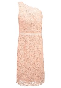 Lace jurk in zacht perzik, met een één-schouder ontwerp en een golvende zoom. Verfraaid met een satijnen riem in de taille.