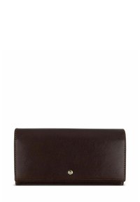 Cartera de cuero marrón con una textura suave, forma rectangular y un pequeño detalle de hardware dorado en el frente. El cierre tiene un diseño de solapa.