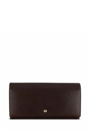Portefeuille en cuir marron avec une texture lisse, de forme rectangulaire, et un petit détail en métal doré à l'avant. La fermeture présente un design à rabat.