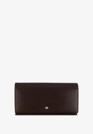 Cartera de cuero marrón con una textura suave, forma rectangular y un pequeño detalle de hardware dorado en el frente. El cierre tiene un diseño de solapa.