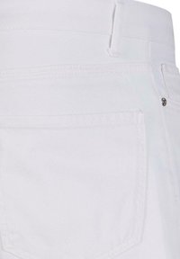 Valged denim püksid, millel on tagatasku, sirge lõige ja peened õmblusdetailid. Materjal näib sileda ja kerge läikega.