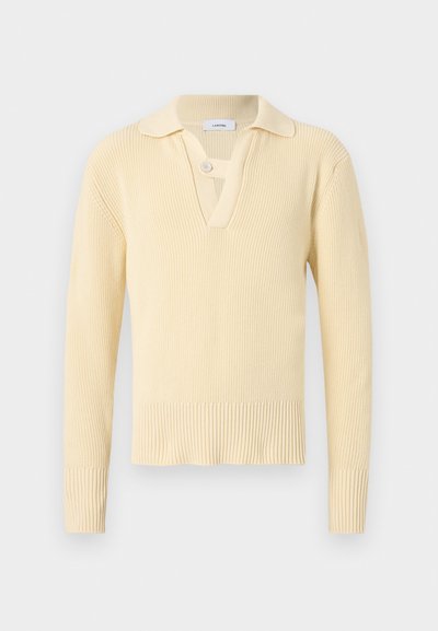 Pastellgelbes, geripptes Sweatshirt mit kragenförmigem Ausschnitt, ausgestattet mit einem einzigen Knopfverschluss am Kragen und einem strukturierten Strickdesign.