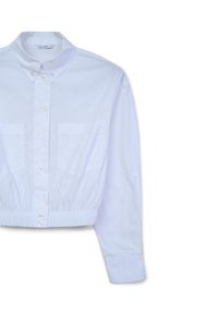 Weißes, cropped Shirt aus Baumwolle mit klassischem Kragen, Knopfverschluss, zwei Brusttaschen und elastischem Saum für eine figurbetonte Passform.