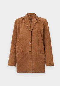 Smeđi sued blazer s izrezom, dva prednja gumba, džepom na prsima i dva donja džepa s preklopom, prikazan na bijeloj pozadini.