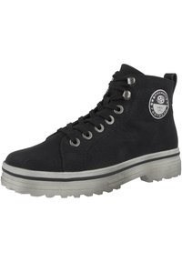 Schwarzer Stiefel im High-Top-Stil aus strukturiertem Leder, mit silbernen Ösen und einer Gummisohle. Besitzt ein rundes Logo-Patch an der Seite zur Kennzeichnung.