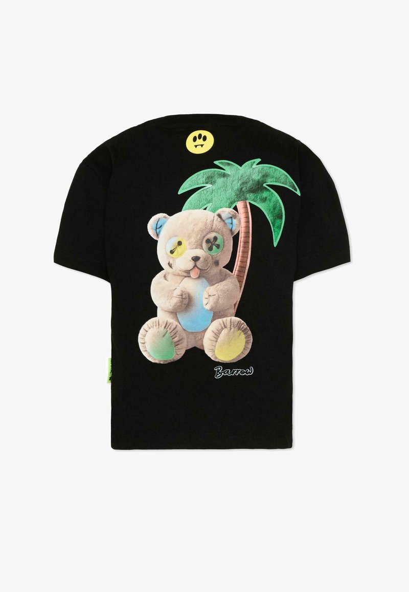 Czarny T-shirt z grafiką misia z kolorowymi łatami, za nim palma, a nad nim żółta buźka uśmiechnięta.