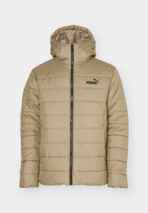 Giacca a vento beige con cappuccio, dotata di una zip frontale e motivo trapuntato orizzontale. Logo nero sul petto sinistro. Texture liscia.