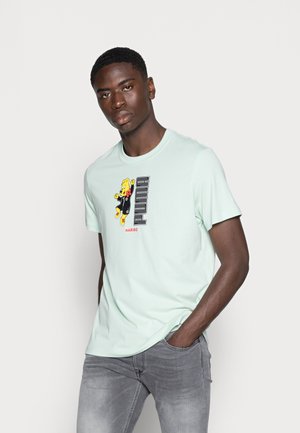 Puma PUMA HARIBO GRAPHIC TEE - T-shirts print - gossamer green