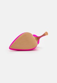 Lys pink stiletto med spids tå, glat overdel og en tekstureret tan-sål. Skoen har en slank, buet hæl.