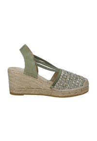 Sandalo verde con tomaia intrecciata, caratterizzato da cinturini elastici e dettagli in juta. Il tacco è alto circa 6 cm con suola beige.