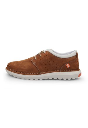 Pantofii din suede maro cu șireturi, cu un design perforat, accente albe și o talpă din cauciuc texturat. Prezintă detalii portocalii pe călcâi.