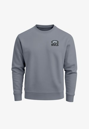 Grauer Pullover aus weichem Stoff mit rundem Ausschnitt und gerippten Bündchen. Auf der Brust befindet sich ein kleines Logo mit Bergmotiv.