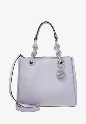 Borsa in pelle lavanda con doppi manici superiori, hardware in tonalità argento, accenti in catena e una tracolla staccabile; ciondolo con logo attaccato.