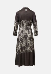 Braunes Kleid mit langen Ärmeln, Schlangenprint in Schwarz und Beige, Schlüsselaugenverschluss auf der Rückseite, fließende Silhouette, glatte Textur.