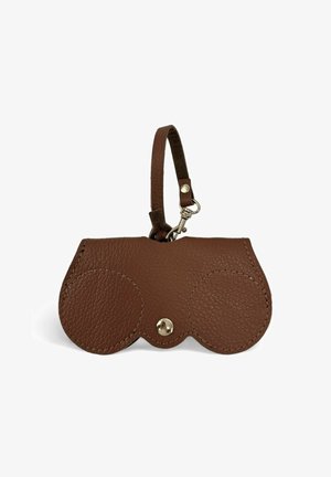 Porte-clés en cuir marron en forme de jumelles unique, avec des accents circulaires brodés et une fermeture à pression en métal. Comprend une sangle de suspension.
