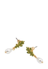 Zelta stud aussu rotas ar zaļu lapu akcentiem un pilienu pērli. Redzama lapas faktūra; pērle ir gluda un spīdīga.