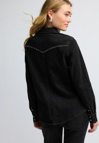 Next REGULAR FIT czarny