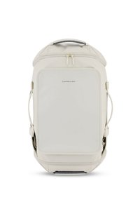 Sac à dos beige clair avec une surface lisse, deux zips sur le dessus, des poignées latérales et une grande poche avant. Design compact et angulaire.