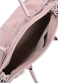 Borsa a mano in suede rosa con rifiniture in pelle liscia. Presenta una tasca con zip, un ampio interno e spallacci sottili per il trasporto.