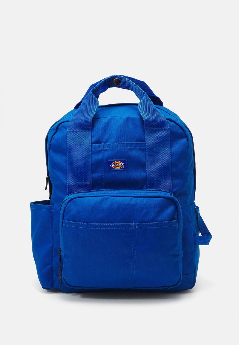 Modrý batoh vyrobený z odolného materiálu. Obsahuje silné popruhy, přední kapsu na zip, postranní kapsu a logo nášivku na přední straně. Hladký povrch.