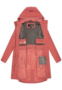 Veste à capuche rose corail avec ouverture frontale, doublure intérieure grise, multiples poches intérieures, et étiquette de marque visible dans le haut du dos à l'intérieur.