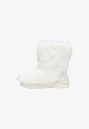 Flauschiger weißer Knöchelstiefel mit einer strukturierten, flauschigen Oberseite und einer soliden weißen Gummisohle. Verfügt über eine Schlaufe an der Rückseite für einfaches An- und Ausziehen.