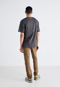 DOCKERS ALPHA SKINNY - Chino - brown