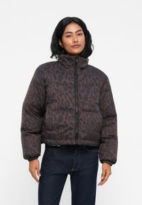 Veste doudoune raccourcie en marron foncé avec un imprimé léopard noir. Dotée d'un col haut, d'une fermeture éclair et de poignets élastiqués. Texture lisse.