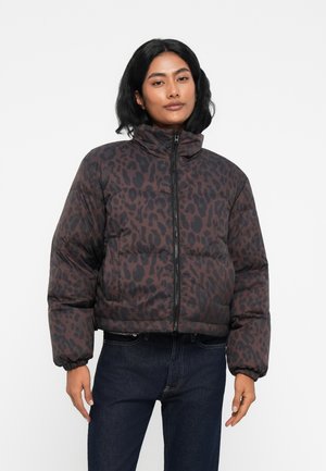 Veste doudoune raccourcie en marron foncé avec un imprimé léopard noir. Dotée d'un col haut, d'une fermeture éclair et de poignets élastiqués. Texture lisse.