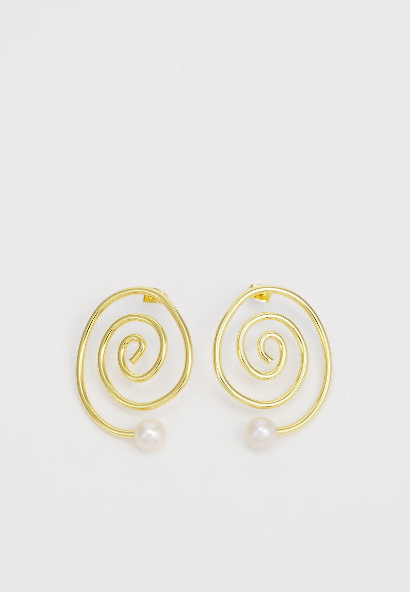 Pendientes de aro en espiral de oro con textura suave, con un acento de perla blanca en la parte inferior de cada aro.