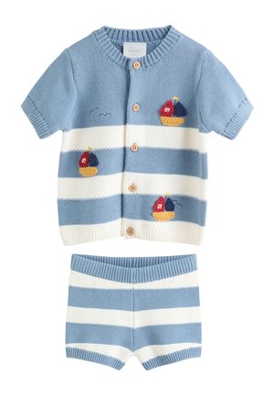 Detský krátky pletený cardigan a šortky s modrými a bielymi pruhmi, drevené gombíky a vyšívané červeno-modré plachetnice.