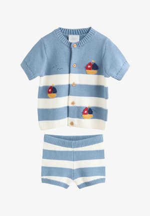 Dječji strukirani kardigan kratkih rukava i kratke hlače s plavo-bijelim prugama, drvenim gumbima i izvezenim crvenim i mornarsko plavim jedrilicama.