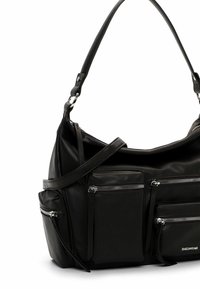 Sac à épaule en cuir noir avec plusieurs poches zippées, texture lisse, et une sangle réglable, présentant des accents en métal argenté.