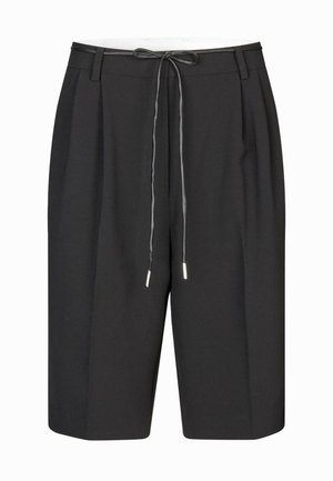 Schwarze, plissierte Shorts mit einem verstellbaren Kordelzugbund, aus leichtem Stoff gefertigt, mit silberfarbenen Enden an den Kordeln.