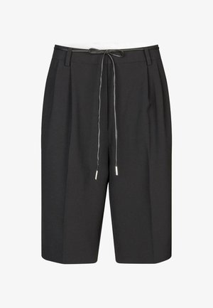 Mustat pleated shortsit, joissa on säädettävä nyörivyö, valmistettu kevyestä kangasta, ja joissa on hopeanväriset agletit nyörissä.