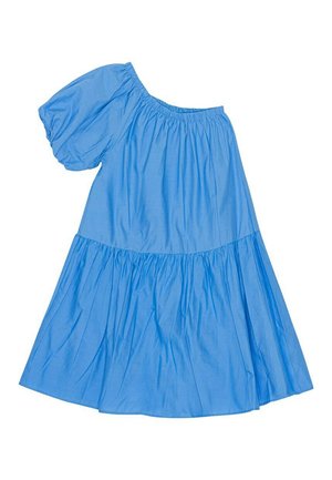 Blå klänning med avskuret axelparti, puffärmar, samlad midja och lager på lager-skirt. Tillverkad av lätt tyg med en mjuk textur.