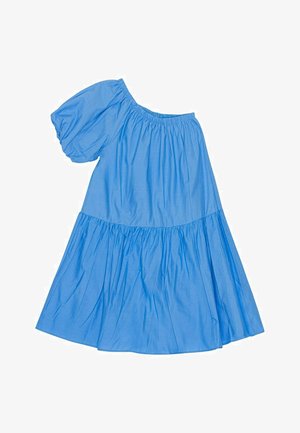 Sininen olkaimeton mekko puffi-hihalla, kerätyllä vartalolla ja kerroksellisella hameella. Valmistettu kevyestä kankaasta, joka on sileä koostumukseltaan.