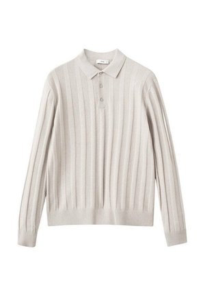 Jersey de color gris claro con cuello tipo polo, tres botones y textura de canalé vertical. Los puños y el dobladillo son de canalé para un ajuste ceñido.