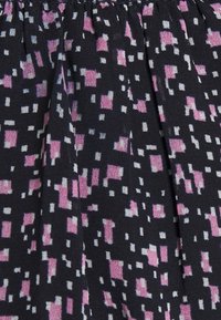 Tessuto nero con un motivo geometrico di quadrati rosa e bianchi. Presenta una texture arricciata in vita per un tocco in più.