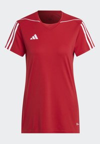 Maglia sportiva rossa con scollatura a V, realizzata in tessuto morbido. Presenta accenti bianchi a tre strisce sulle spalle e un logo sul petto.