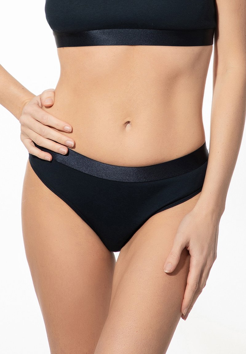 Zwarte bikini slipjes van gladde stof, met een glanzende tailleband. Het ontwerp is klassiek met een middelhoge snit en geen patronen.