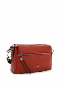 Borsa a tracolla rossa in pelle con tasca frontale con zip, hardware in argento, tracolla staccabile e design rettangolare elegante.