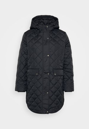 Casaco acolchoado preto com capuz, com fecho de pressão, dois bolsos frontais e bainha ligeiramente curva. Superfície texturizada com padrão de diamante.