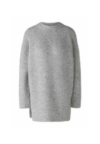 Pull en tricot gris avec une texture côtelée, col rond et manches longues. Présente des fentes sur les côtés pour plus de liberté de mouvement.